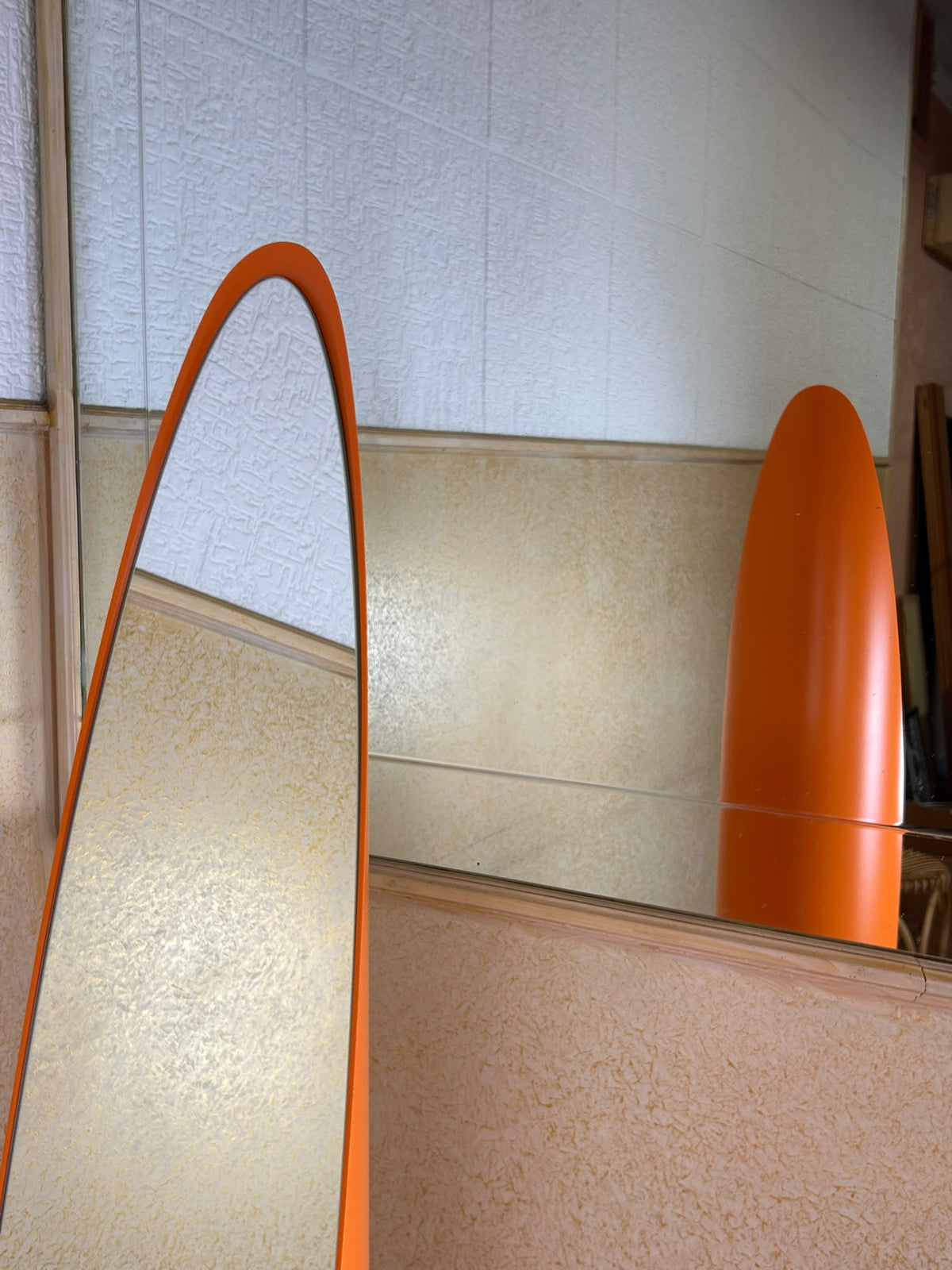 Lipstick Mirror – L’Iconico Specchio "Ad Unghia" (Space Age Design) - Arancio