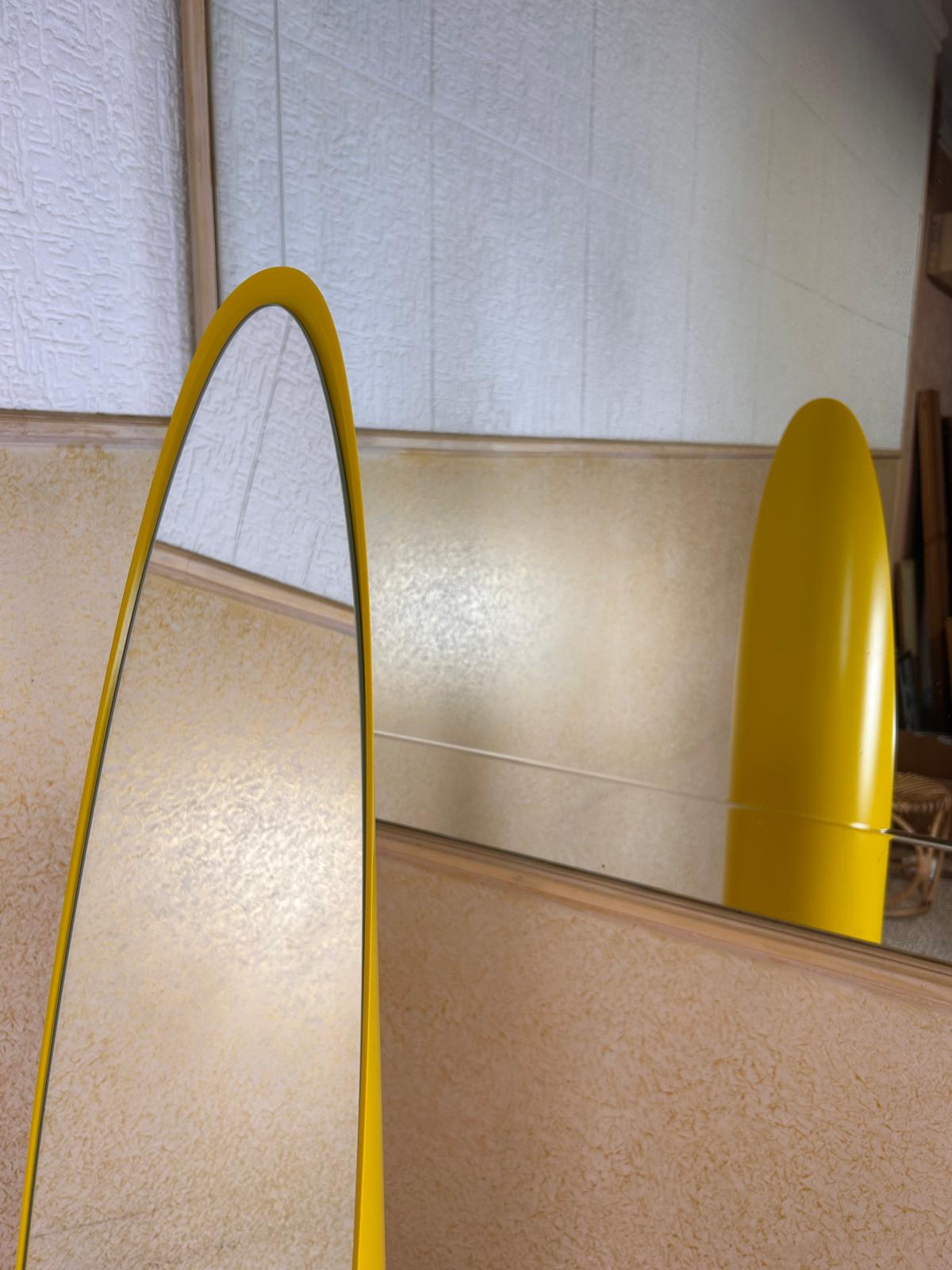 Lipstick Mirror – L’Iconico Specchio "Ad Unghia" (Space Age Design) - Giallo