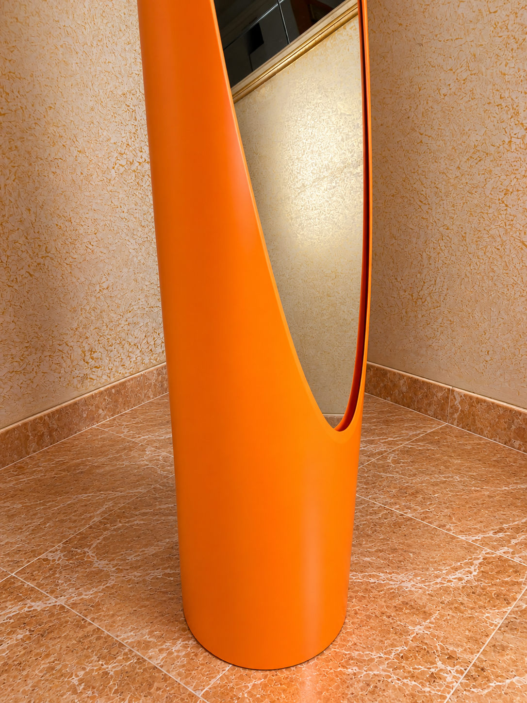 Lipstick Mirror – L’Iconico Specchio "Ad Unghia" (Space Age Design) - Arancio